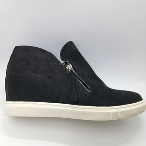 New MADDEN GIRL Prevale Hidden Wedge Suede Sneaker. Size 8.5 Black [DAMAGE]